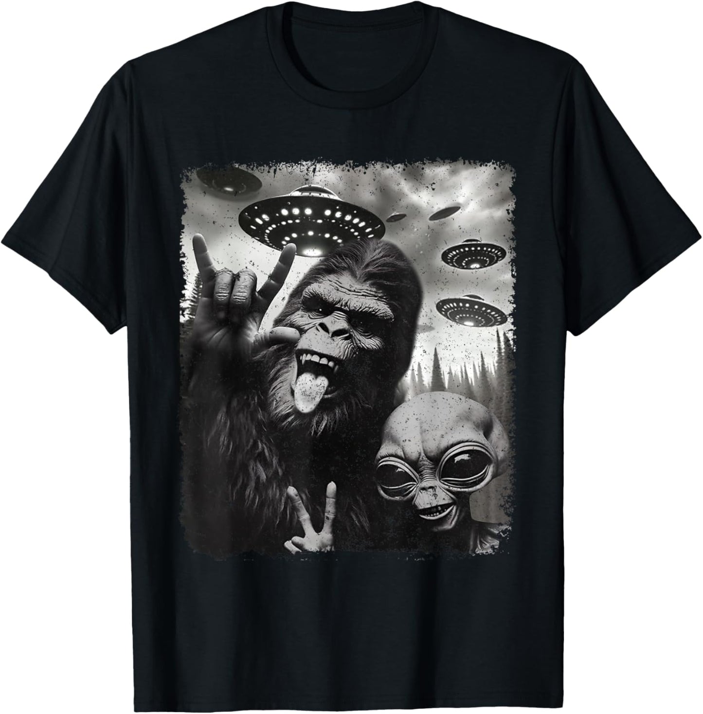 Funny Bigfoot & Alien Sasquatch Rock On Hand Sign UFO Selfie T-Shirt