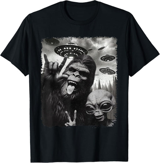 Funny Bigfoot & Alien Sasquatch Rock On Hand Sign UFO Selfie T-Shirt